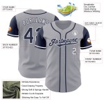 Maglia da baseball personalizzata autentica grigia, tonalità blu navy e bianca Maglia da baseball personalizzata autentica grigia, tonalità blu navy e bianca